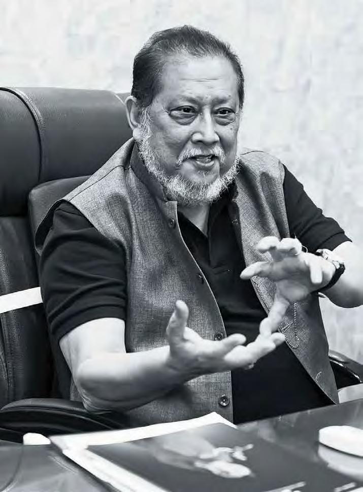 स्थानीयता और वैश्विकता के रंगकर्मी